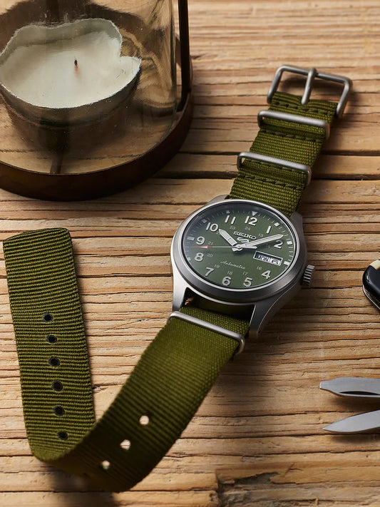 SEIKO Herren Automatik Armbanduhr aus Edelstahl mit Nylon Band - 5Sports - SRPG33K1